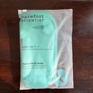 Sleep On It Moisturizing Gel Socks in Mint